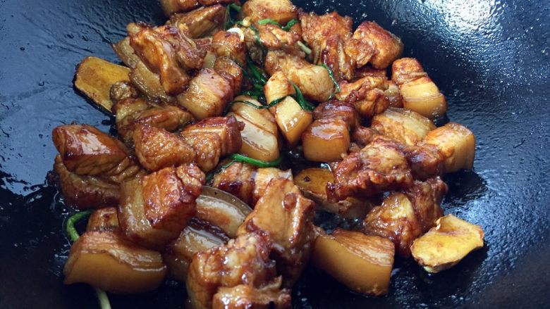 超级简单好吃的红烧肉,炒制五花肉没有水份,这时肉的颜色已经很漂亮了
