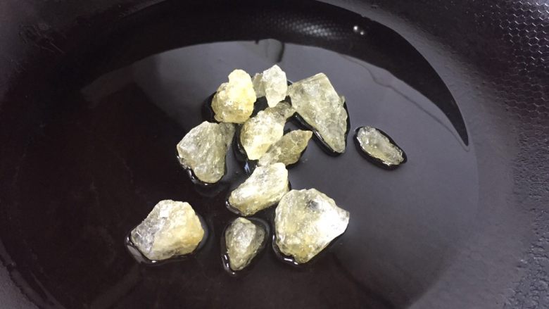 超级简单好吃的红烧肉,加入冰糖,开小火