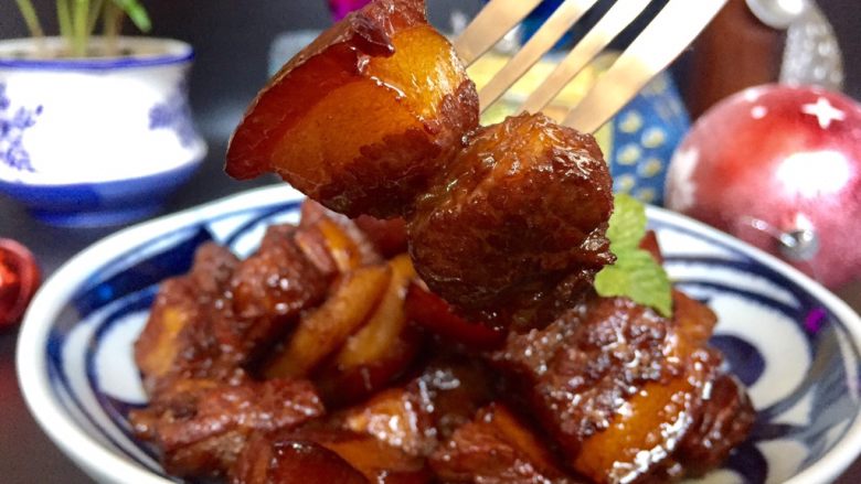 超级简单好吃的红烧肉,装盘,红烧肉还会左右摇摆,诱人不?
