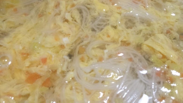 杂蔬鸡蛋面,待水再次煮开加入鸡蛋,边到边搅拌,关火焖一会儿就可以了