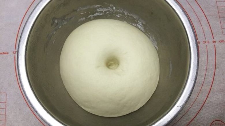 大绿豆包,把面团取出放入不锈钢盆中,(直接放在面包桶里启动发酵功能也可以),不锈钢盆盖上保鲜膜,进行第一次发酵。发至两倍大,用手指沾一下面粉在面团中间戳一个洞,不回缩不塌陷就发酵好了。