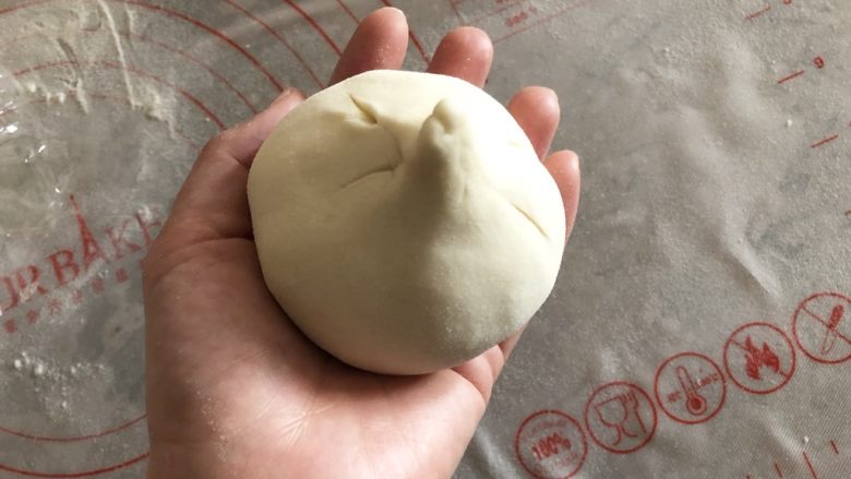 大绿豆包,用虎口收好收口,一边转一边收出一个尖尖,把小尖尖按回去或掐掉。