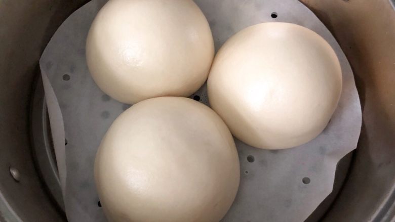 大绿豆包,然后开火,大火蒸20分钟。光滑的大豆包就蒸好啦!