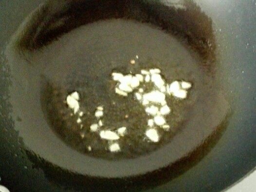 酸辣香菇藕丁,油锅烧热,下蒜末爆香,