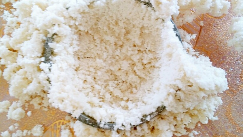 广西米饼,再把粉放到模具里面,用一食指在里面沿着模具边沿0.5厘米左右轻轻的打个圈,目的是为了饼的外皮厚薄均匀点,把多余的粉弄掉,最后压出来的饼皮厚度也就0.3厘米厚是最合适的了,但是底部粉要厚点,不然糖漏出来就很容易粘底,饼拿起来就会破的。