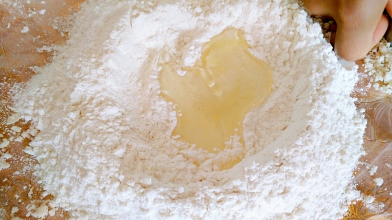 广西米饼,两碗粉配上两大勺糖浆,慢慢搅拌均匀,再用手快速的揉搓,直至糖浆和粉完全融合在一起,粉摸起来有点湿湿的感觉就可以了,如果搓完之后感觉粉还是干干的,可以再加点糖浆下去再继续揉搓