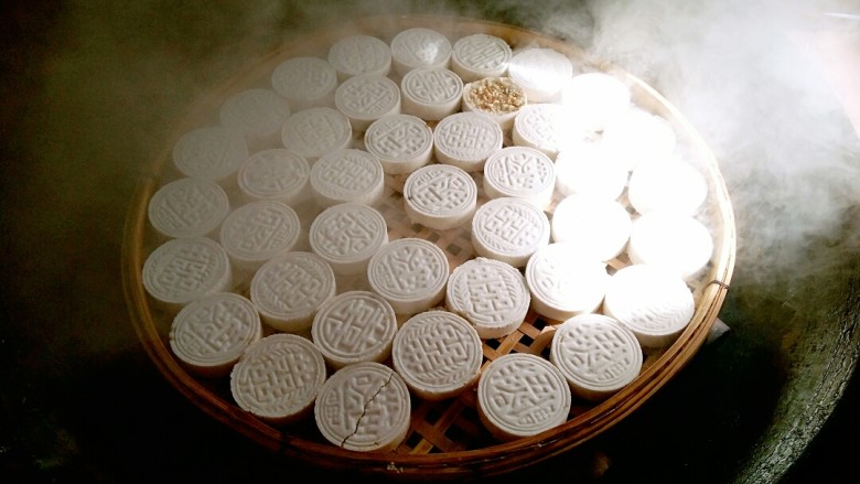 广西米饼,家里蒸米饼都要用大锅来蒸,底部放适量的水,水烧开后,再把一筛子米饼放在蒸架上面