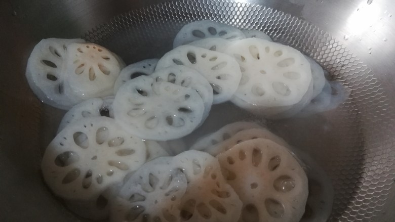 酸甜胭脂藕,大火煮开,焯烫一下。