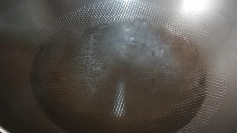 酸甜胭脂藕,炒锅放水烧开,一定要用不锈钢的或者陶瓷、玻璃的锅,用铁锅来做的话,因为氧化,会让藕变成黑色,虽然不影响食用,但是不美观。