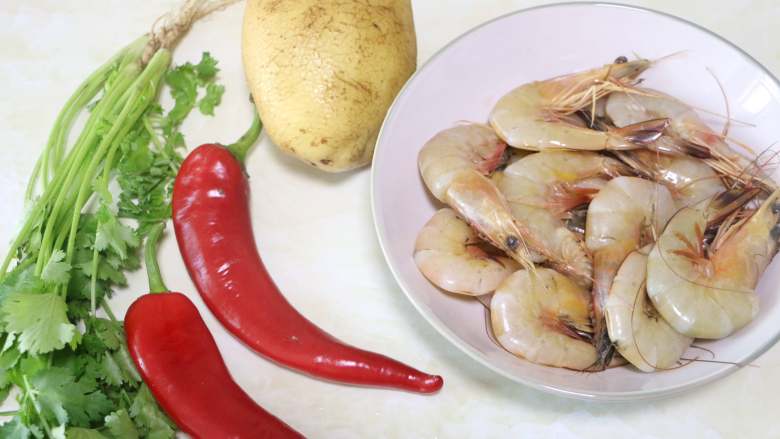 干锅鲜虾土豆,准备好所需的食材,<a style='color:red;display:inline-block;' href='/shicai/ 301'>鲜虾</a>清洗干净