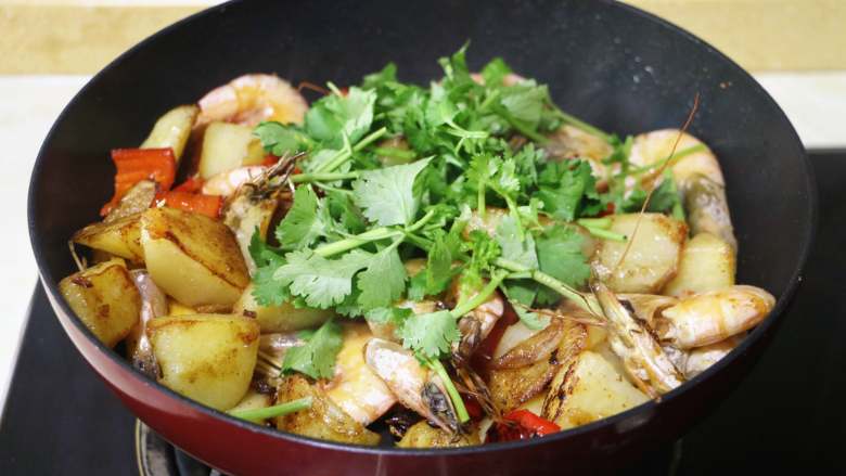 干锅鲜虾土豆,出锅前撒入香菜,炒匀即可