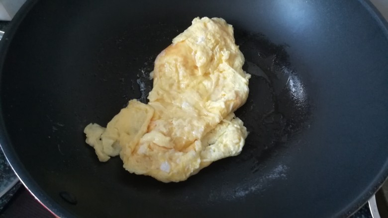 #春天最长个的菜#青椒炒蛋,鸡蛋成块状