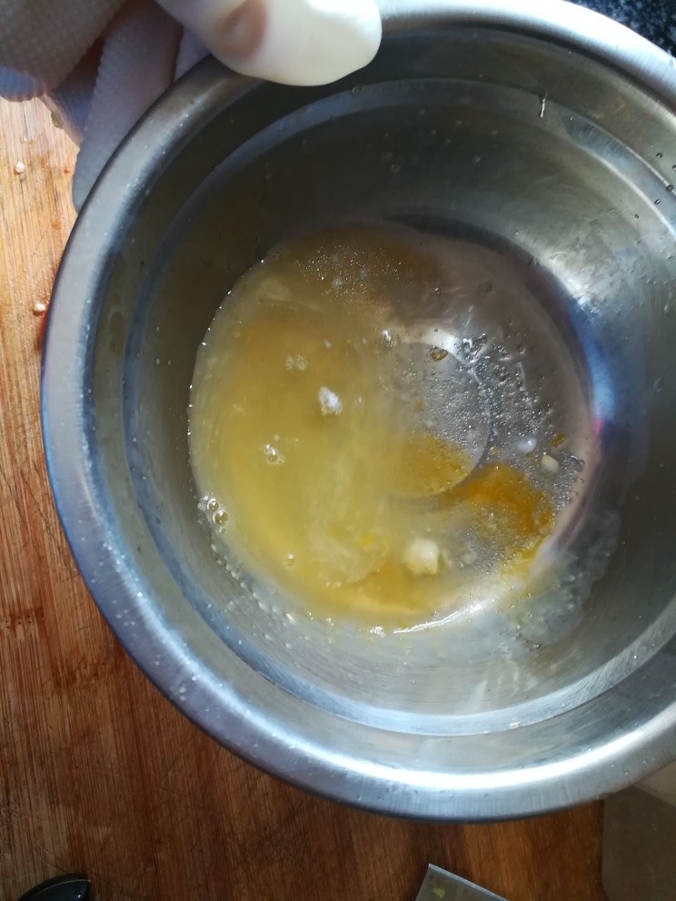 #春天最长个的菜#青椒炒蛋,准备调料,盐巴,味精,再加一点点水,这样炒蛋的味道才均匀,不然很容易有点地方咸死,有的地方没味道。