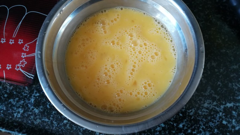 #春天最长个的菜#青椒炒蛋,打散鸡蛋
