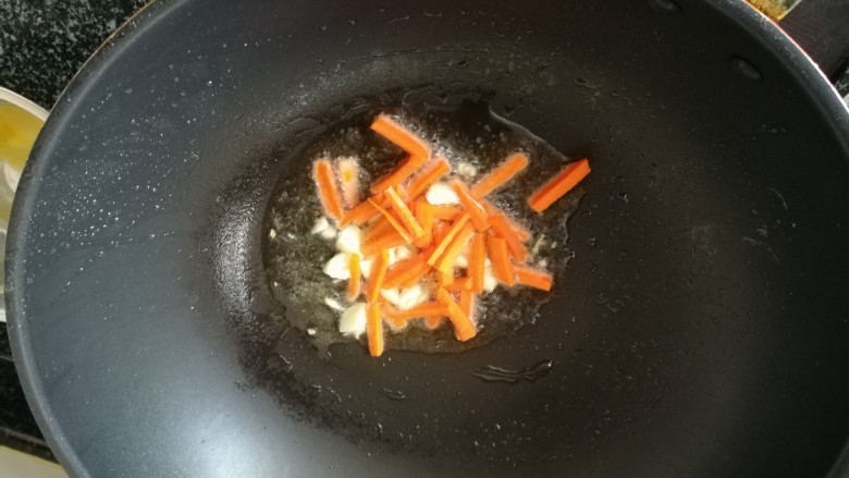 #春天最长个的菜#青椒炒蛋,下胡萝卜丝。
胡萝卜一定要用油爆过,它的胡萝卜素才能分解出来被人体所吸收哦。