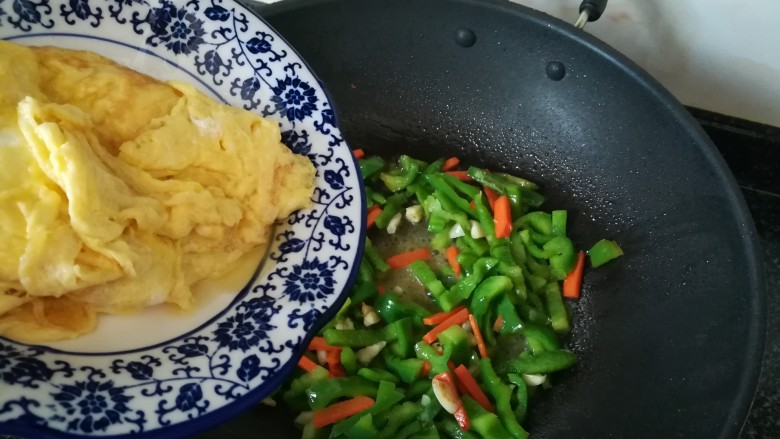 #春天最长个的菜#青椒炒蛋,锅里水快干时候倒下炒好的鸡蛋。动作一定要快,一定要快!