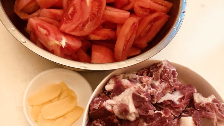 番茄排骨汤,准备食材