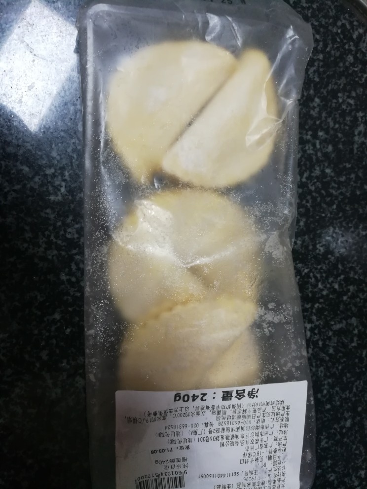 入口即化的榴莲饼,把榴莲饼提前从冰箱里拿出来自然解冻