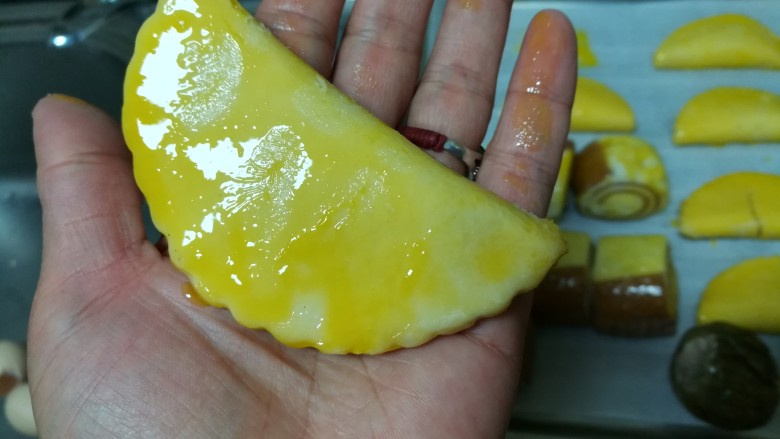 入口即化的榴莲饼,我只等了半个多小时,为了让孩子早点吃到,我就迫不及待地刷第二遍蛋黄液了。