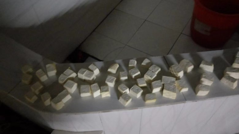 羊肉腐乳火锅,买新鲜老豆腐沥干水,把豆腐切成厚2-3厘米见方的块,稍微风干水