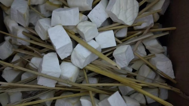 羊肉腐乳火锅,豆腐需要放多层的、上下两层之间需要有3公分以上空隙。 2)豆腐加盖玉米叶。侧面和纸箱接触的面也要用玉米叶遮好,防止水分蒸发。 加盖置于阴凉地方长毛霉。