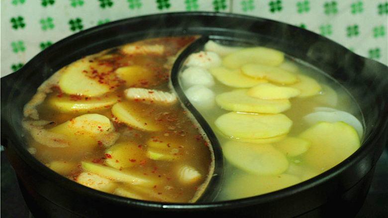 羊肉腐乳火锅,将腐乳放入一边的汤中,搅拌均匀即成腐乳汤汁