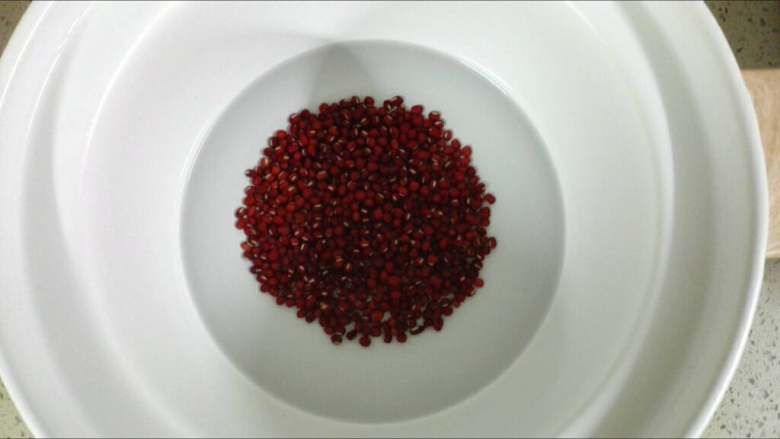 桂花红豆粥,<a style='color:red;display:inline-block;' href='/shicai/ 3607'>红豆</a>洗净,用清水浸泡8小时
