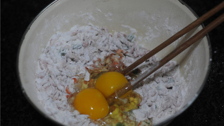 虾饼,加入<a style='color:red;display:inline-block;' href='/shicai/ 9'>鸡蛋</a>,拌成糊糊