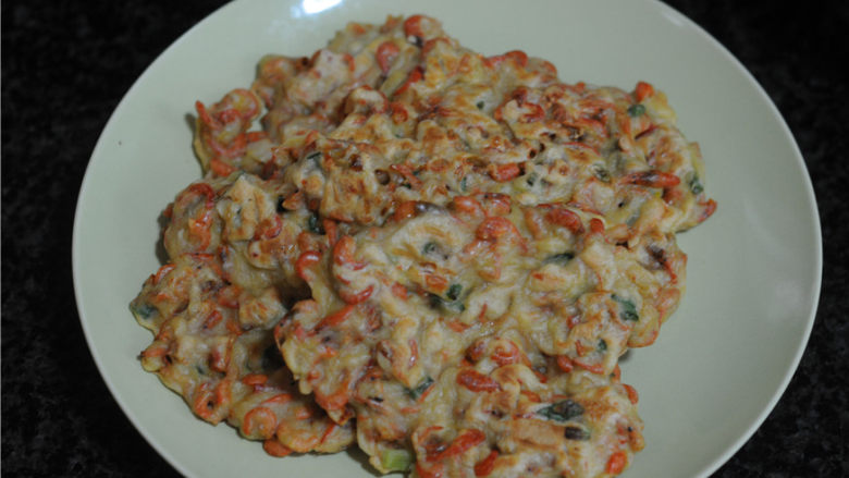虾饼,盖上盖子,煎熟