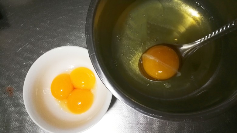 千叶纹蛋糕卷,先蛋黄蛋白分离,装蛋清盆一定要无油无水,蛋清内一定不能掺一点点蛋黄,否则很难打发。(分离蛋清蛋黄我喜欢全打到盆里,再用勺子把蛋黄捞出来,一定不能捞破)