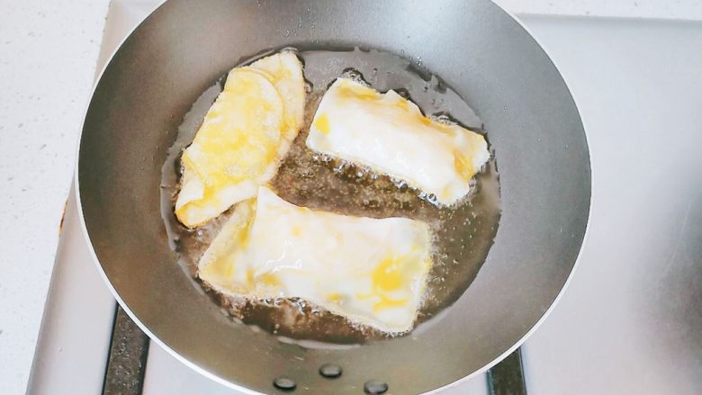 油煎苹果饺子,下锅,可以油煎,也可以油炸,当然也可以蒸,全程小火。