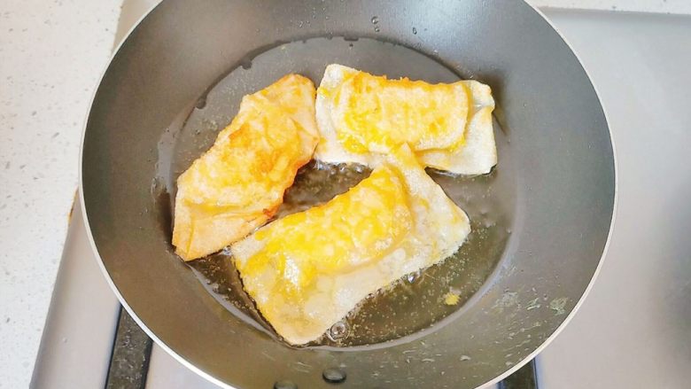 油煎苹果饺子,煎到二面金黄,就可以夹出来了。喜欢吃锅巴的,就再煎会儿,不过要勤看,不要煎糊了。吃之前用吸油纸吸下油。