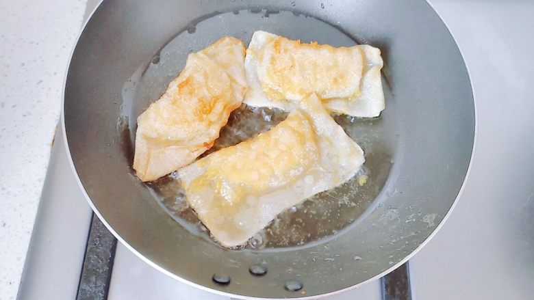 油煎苹果饺子,煎到饺子皮的封口处变得透明的时候,翻边,来回多翻几次,那样不至于一边有锅巴了,另一边还生着。