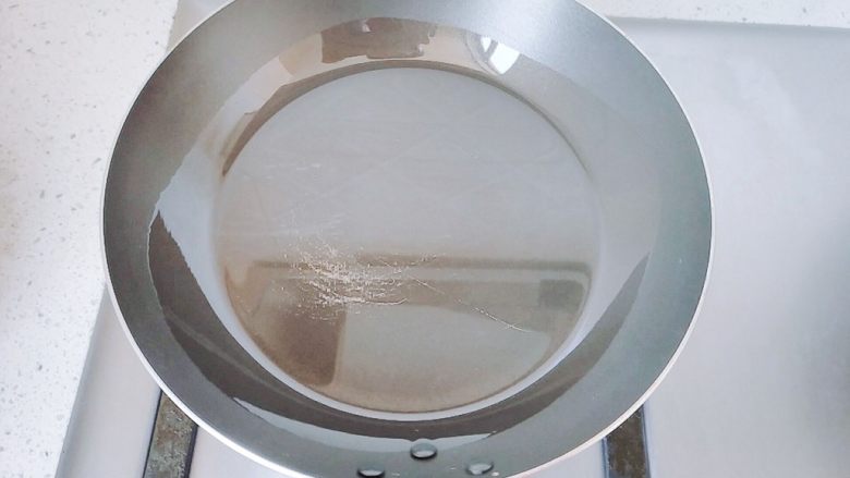 油煎苹果饺子,平底锅里热油,小火。