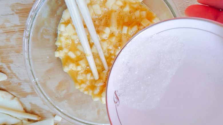 油煎苹果饺子,搅拌均匀后,再加点糖,继续搅拌至融合。
