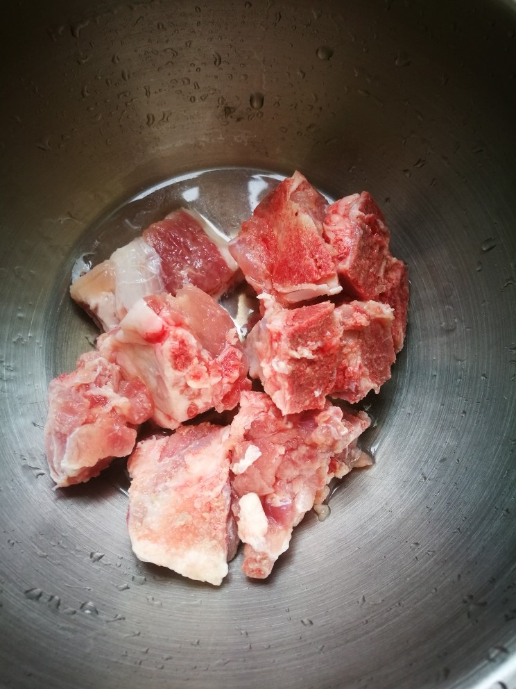 白萝卜炖脊骨,脊骨洗干净,炖汤