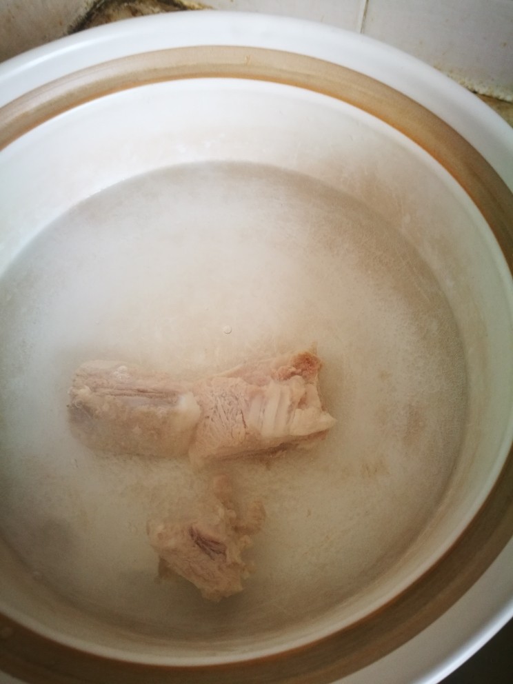 白萝卜炖脊骨,同时,砂锅的水也煮热,直接把焯好的骨头换锅。