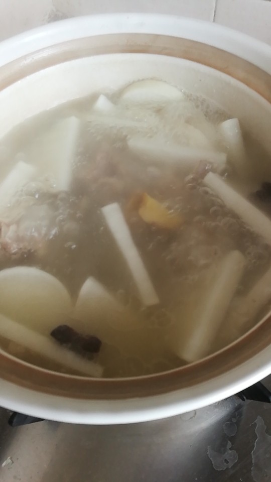 白萝卜炖脊骨,大火煮20分钟,最后10分钟用小火。