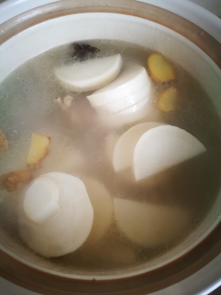 白萝卜炖脊骨,二十分钟后,小火煮,等到排骨煮一个半小时后,再加入萝卜,继续大火,同时看看水不够的话,加一些水,热水哦。