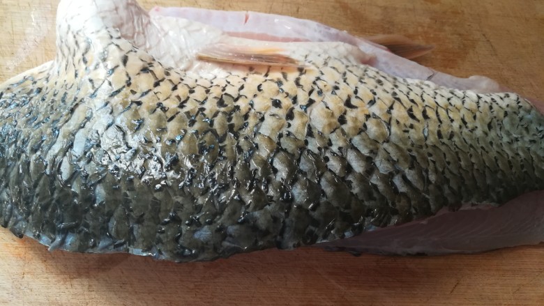 好吃到你无法想象的油炸鱼皮,然后轻轻给鱼“按摩”一下,其实就是轻轻揉揉啦。
