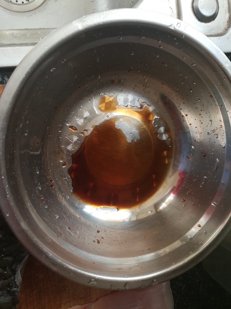 好吃到你无法想象的油炸鱼皮,敲黑板讲重点,敲黑板讲重点啦:盆子里倒一点点醋,如图所示。
把鱼在醋里蘸一下,从头到尾都要蘸到醋哦。