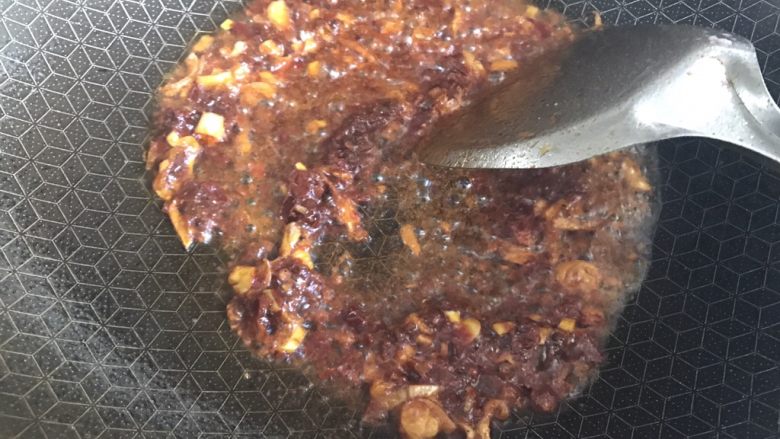 红红火火水煮肉片,炒香葱姜之后,将豆瓣酱倒入,小火慢炒至出现红油,接着倒入清水烧开
