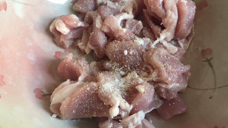 红红火火水煮肉片,一勺胡椒粉