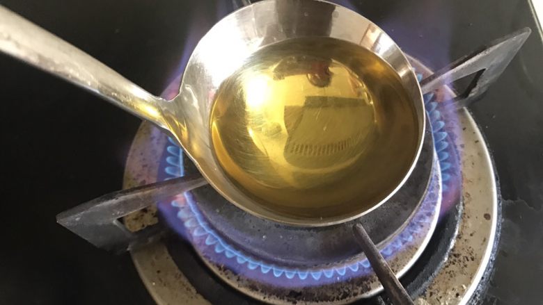 红红火火水煮肉片,用汤匙烧一汤匙热油,油开始冒白烟时关火