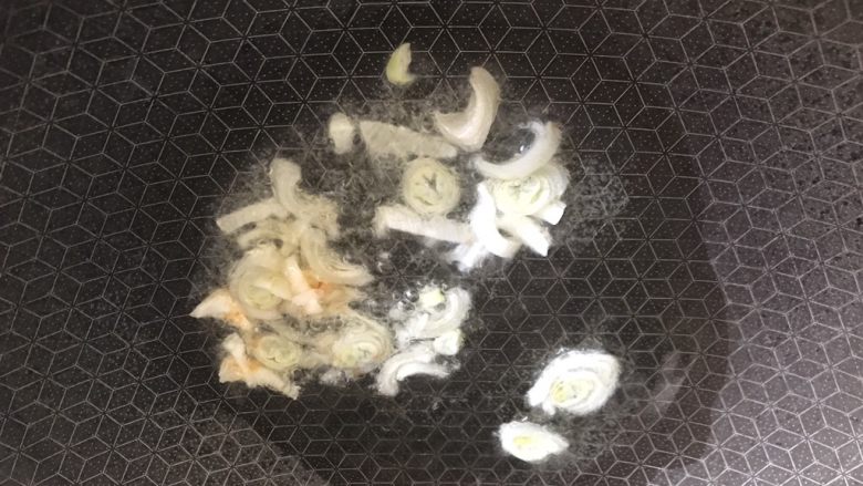 红红火火水煮肉片,锅中热油,放入葱姜爆香