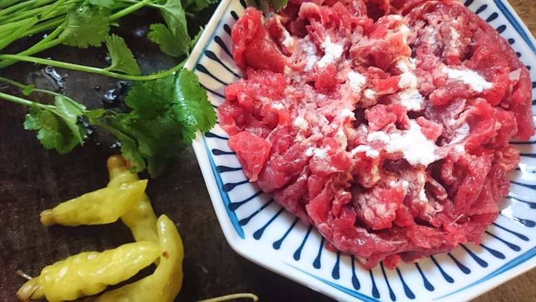 爽辣泡椒牛肉丝,牛肉撒少量盐,生粉