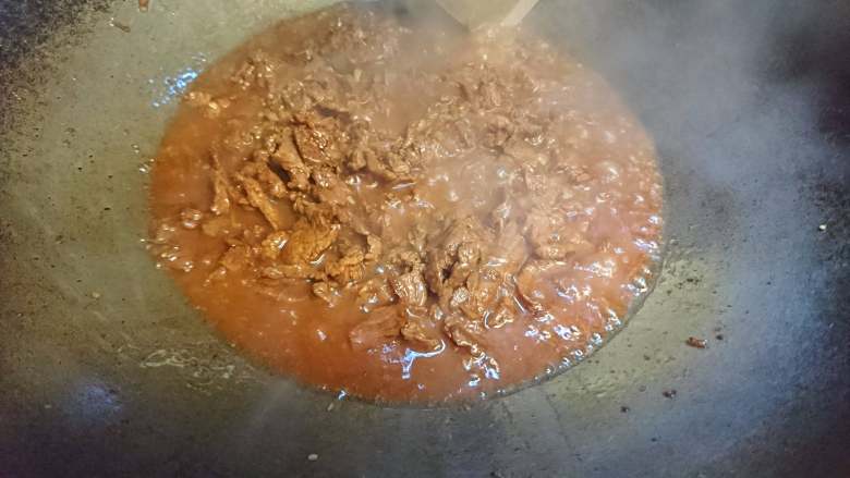 爽辣泡椒牛肉丝,盐,酱油调味大火快熟