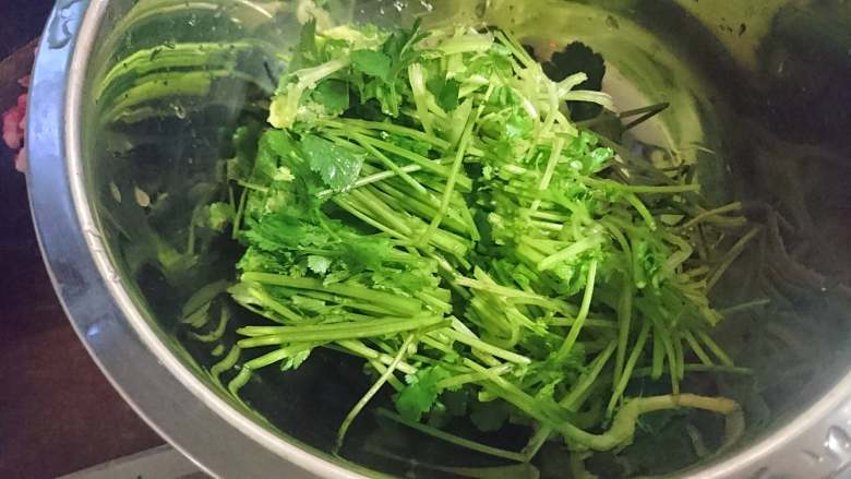 爽辣泡椒牛肉丝,准备一个碗,碗内切成段的香菜