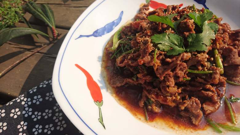 爽辣泡椒牛肉丝,撒点白芝麻装饰即可添饭了。