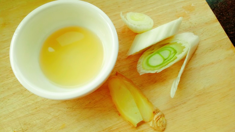 豆角焖面,准备<a style='color:red;display:inline-block;' href='/shicai/ 3250'>葱</a><a style='color:red;display:inline-block;' href='/shicai/ 37'>姜</a><a style='color:red;display:inline-block;' href='/shicai/ 718'>料酒</a>